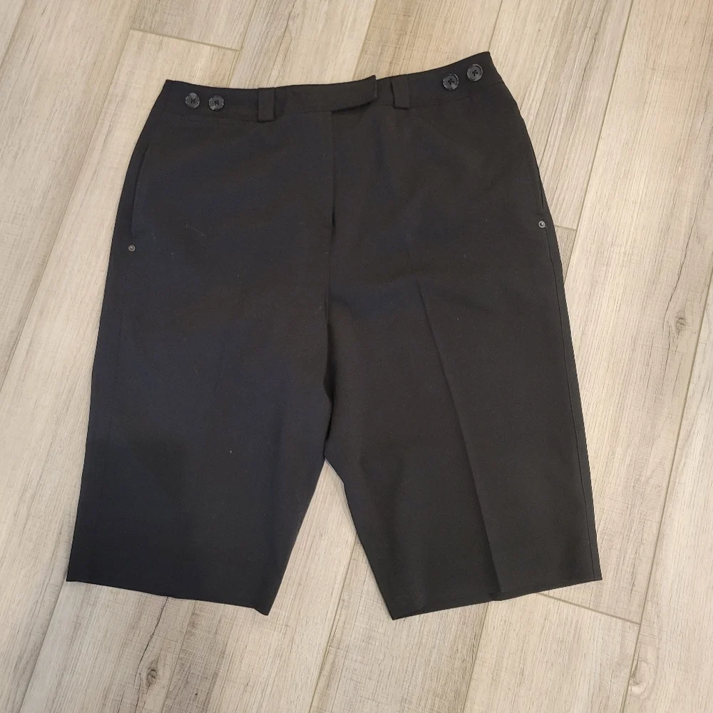 LARRY LEVINE BLACK BERMUDA SHORTS SIZE 8